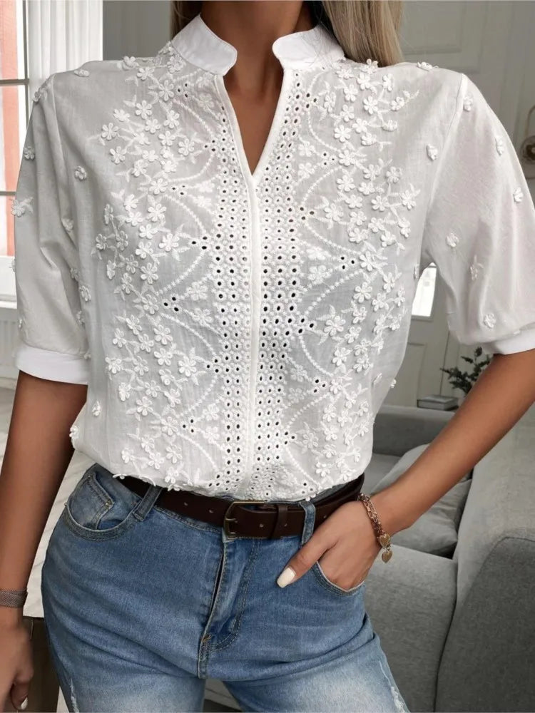 Blusa feminina de manga curta bordada com renda e gola V