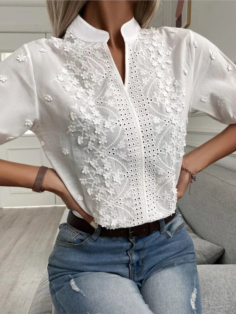 Blusa feminina de manga curta bordada com renda e gola V