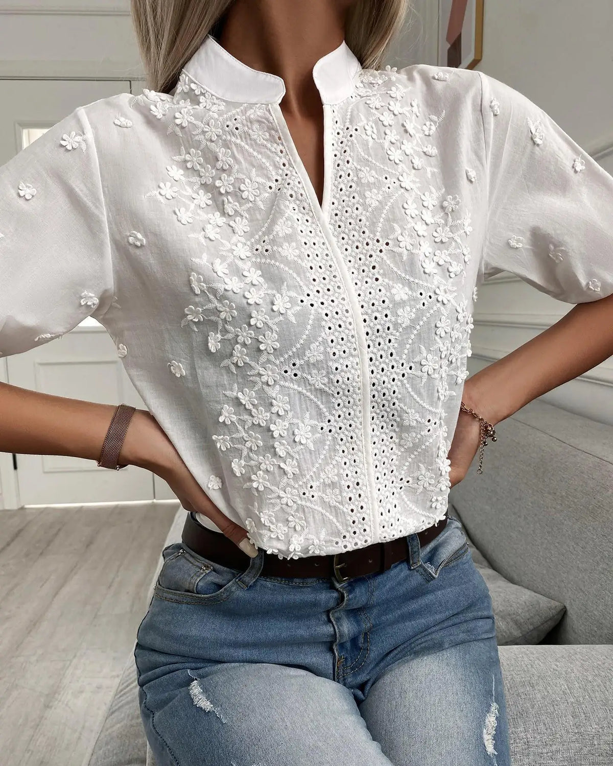 Blusa feminina de manga curta bordada com renda e gola V