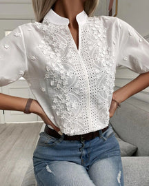 Blusa feminina de manga curta bordada com renda e gola V