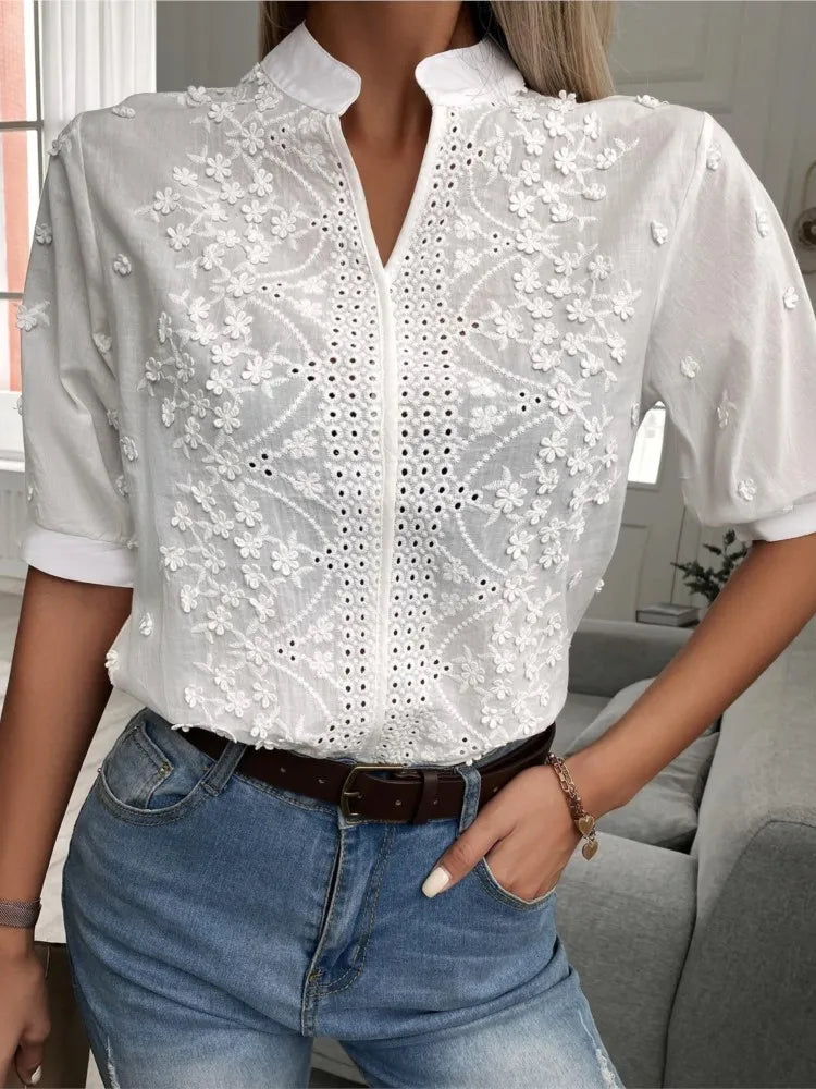 Blusa feminina de manga curta bordada com renda e gola V