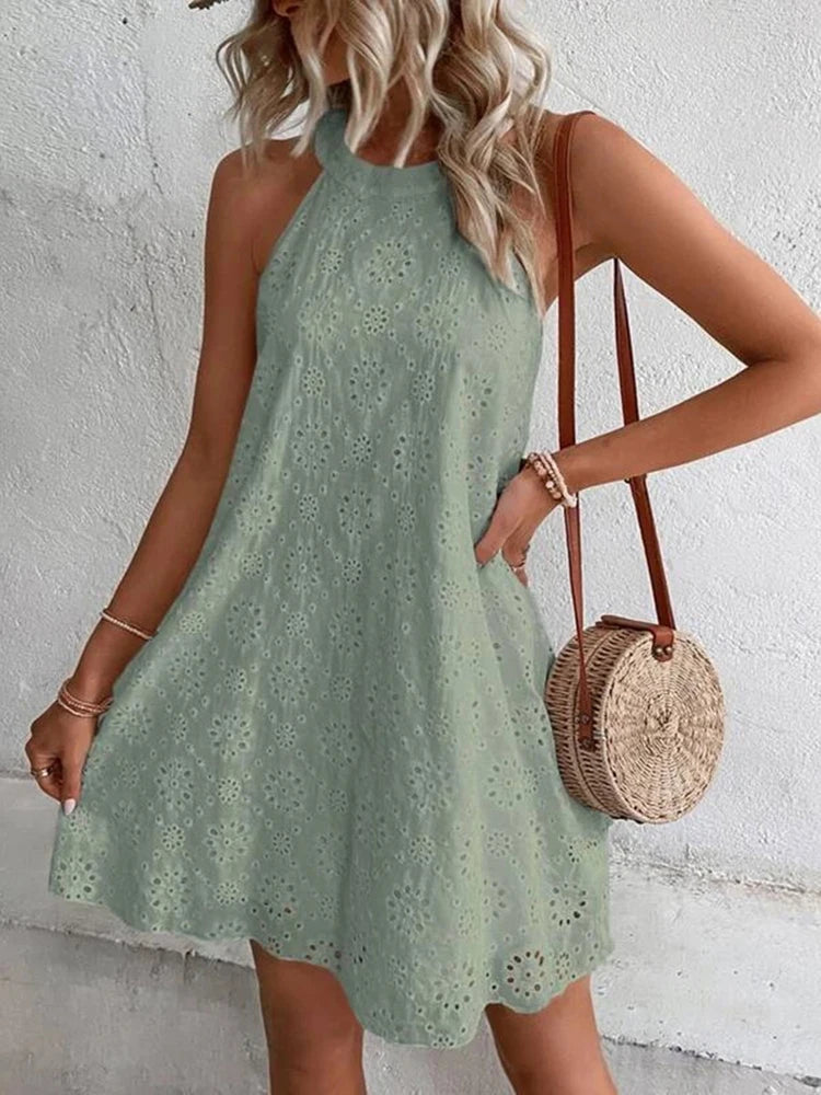 Vestido Feminino Curto em Laise Gola Redonda